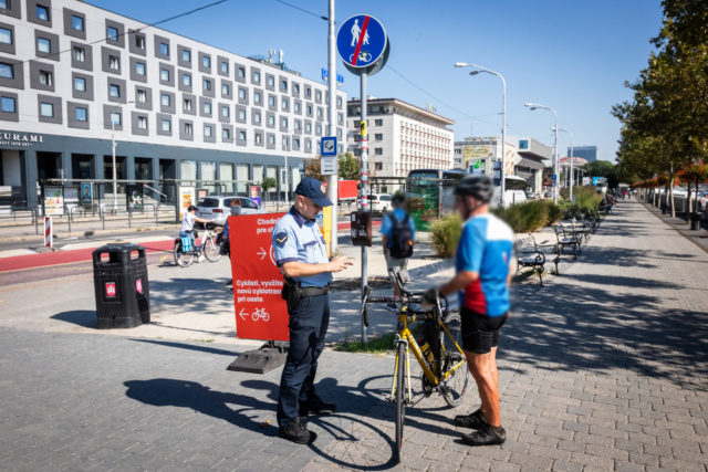 Bratislava kolobezky cyklisti bicykle mestska policia kontrola elektrokolobezky kolobezkari