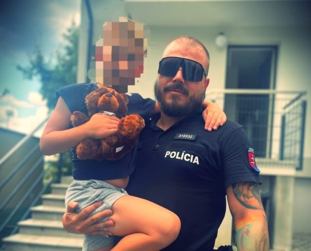 Policia pomoch chlapec dieta.jpg