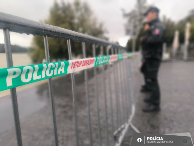 Policia povodne pomoc zachrana zivota.jpg