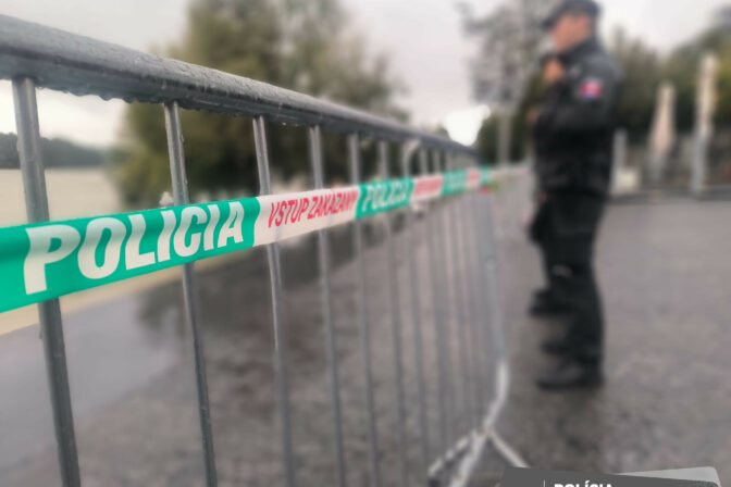 Policia povodne pomoc zachrana zivota.jpg