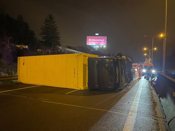 Policia nehoda kamion lamac.jpg