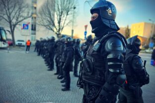 Policia protest.jpg