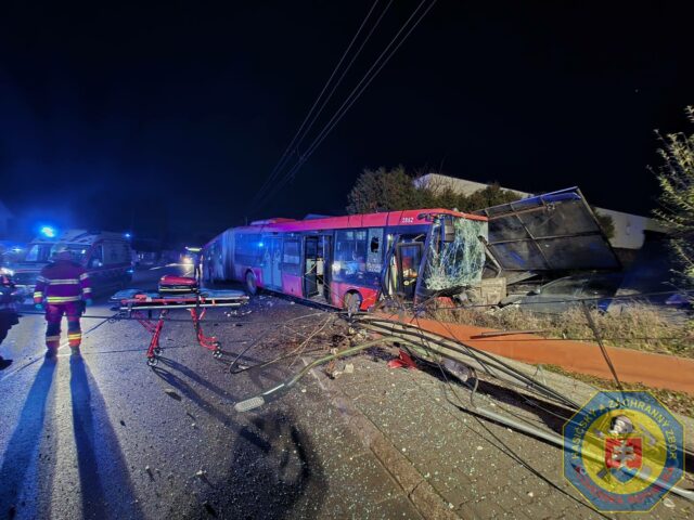 Autobus nehoda hasici.jpg