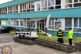 Policia hasici auto nehoda skola.jpg