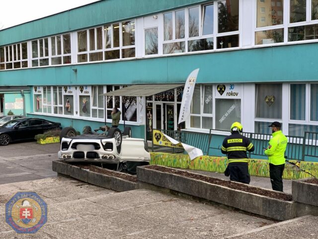 Policia hasici auto nehoda skola.jpg