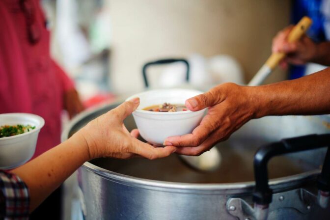 Pomoc jedlo dobrovolnik.jpg