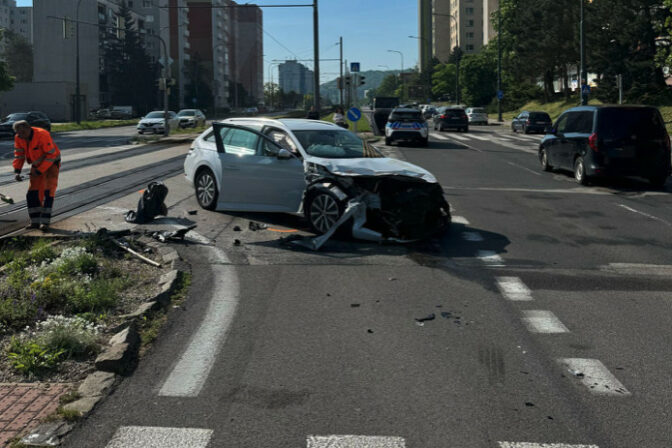 Poli cia nehoda auto elektricka.jpg