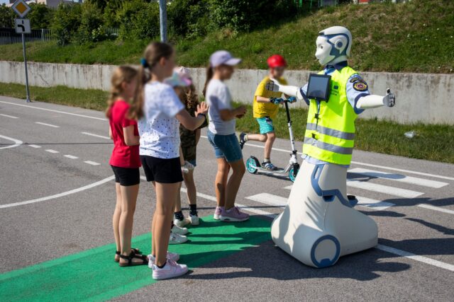 Mestská polícia Bratislava robot pomoc skúska STU