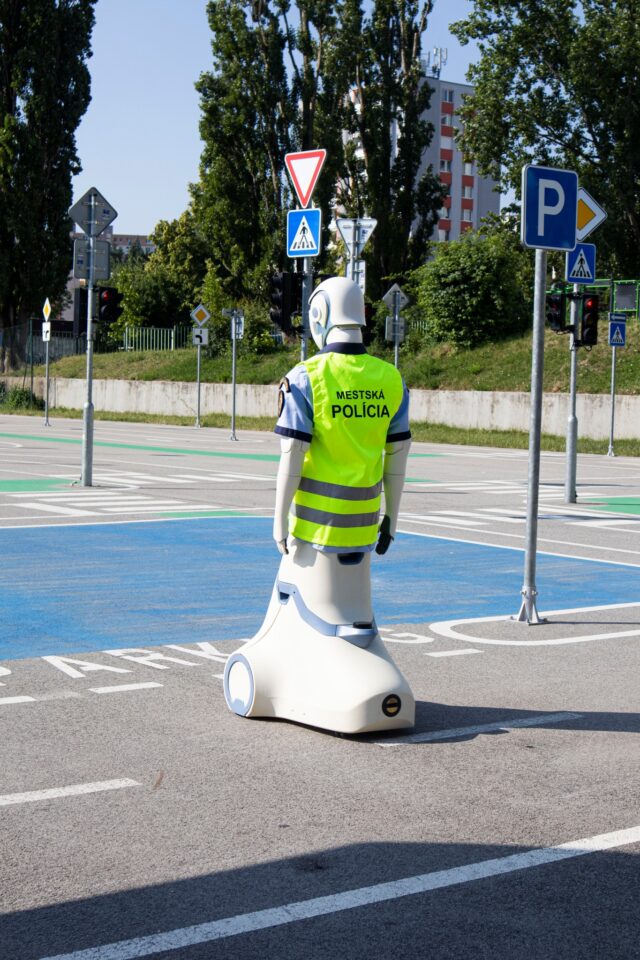 Mestská polícia Bratislava robot pomoc skúska STU