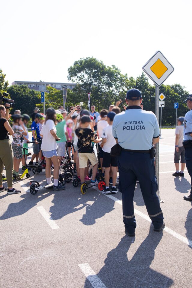 Mestská polícia Bratislava robot pomoc skúska STU