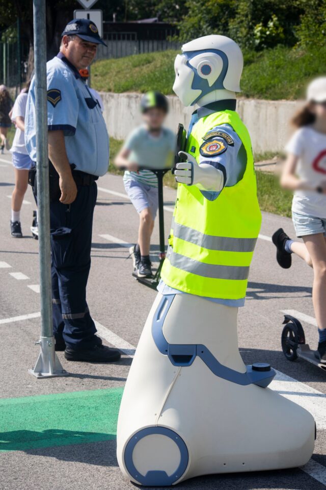 Mestská polícia Bratislava robot pomoc skúska STU