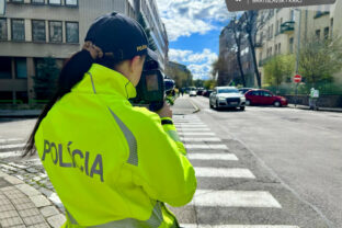 Policia kontroly rychlost meranie.jpg