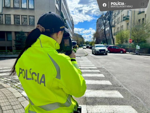 Policia kontroly rychlost meranie.jpg