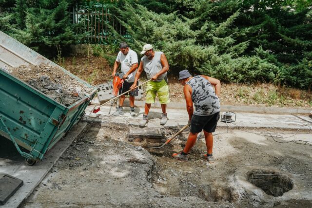 Nove mesto rekonstrukcie abmedzenia cesta opravy