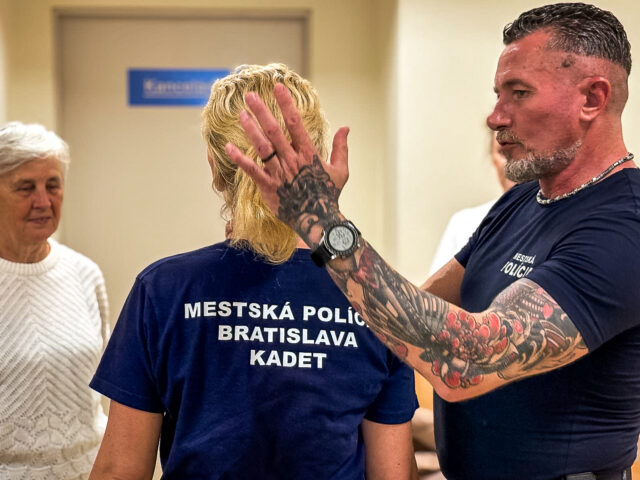 Bratislava mestska policia pomoc seniori.jpg