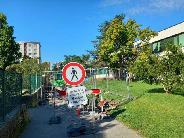 Parkovanie práce na predpolí ZŠ Plickova