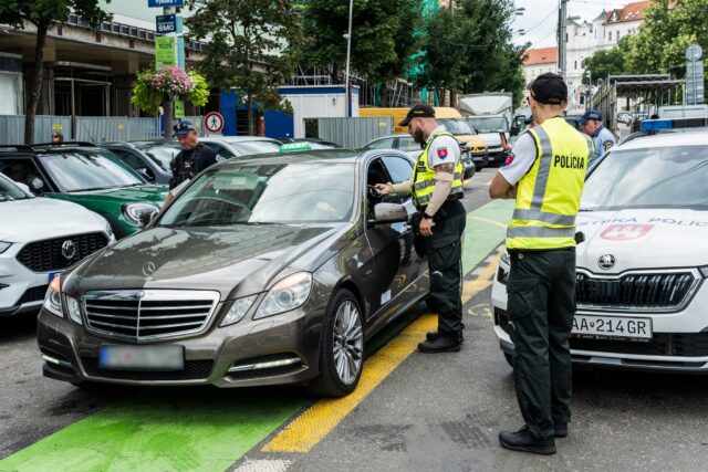 Mestská polícia cyklisti kontrola