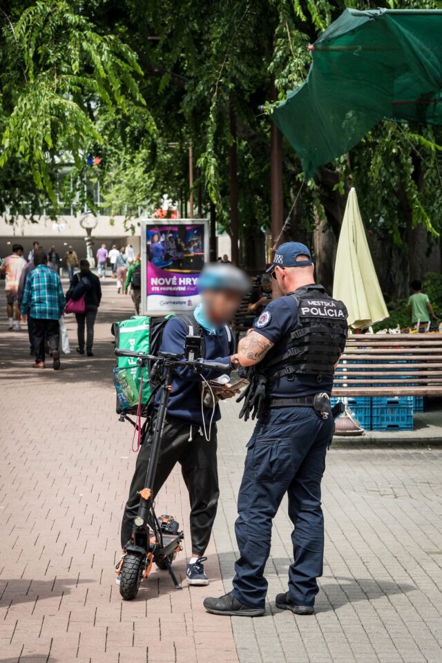 Mestská polícia cyklisti kontrola