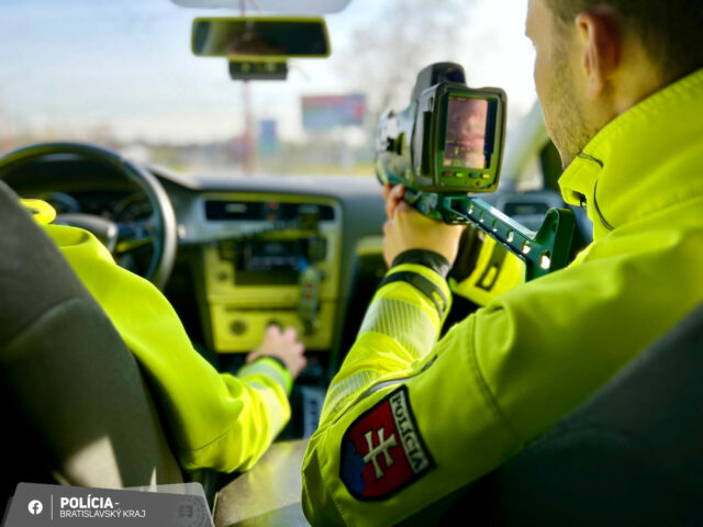 Polícia meranie rýchlosť