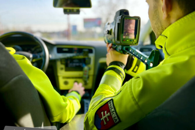 Polícia meranie rýchlosť