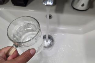 Veľká chyba, ktorú pri pití vody robia mnohí Slováci
