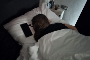 Prečo by ste nemali spať s mobilom vedľa hlavy