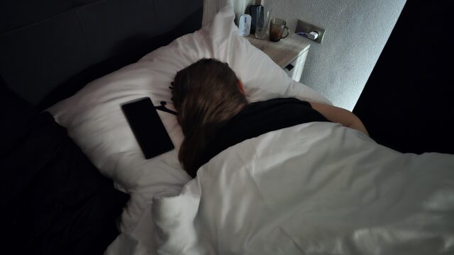 Prečo by ste nemali spať s mobilom vedľa hlavy