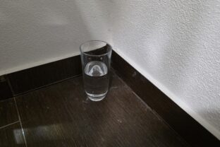 Voda, ocot a hrubá soľ v rohu miestnosti