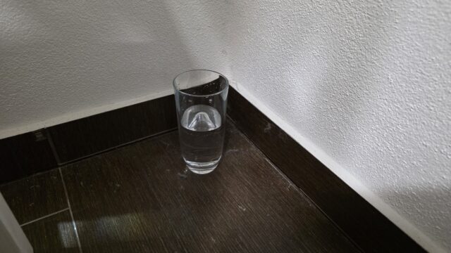 Voda, ocot a hrubá soľ v rohu miestnosti