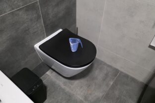 Pravidelne pridávam jednu odmerku tohto do záchoda