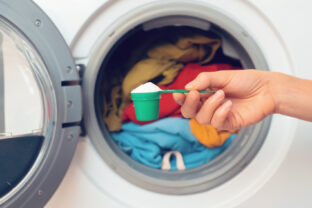 Pri najbližšom praní skúste dať do práčky cukor