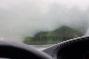 zahmlené okno na aute