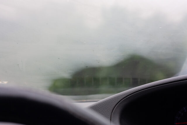 zahmlené okno na aute