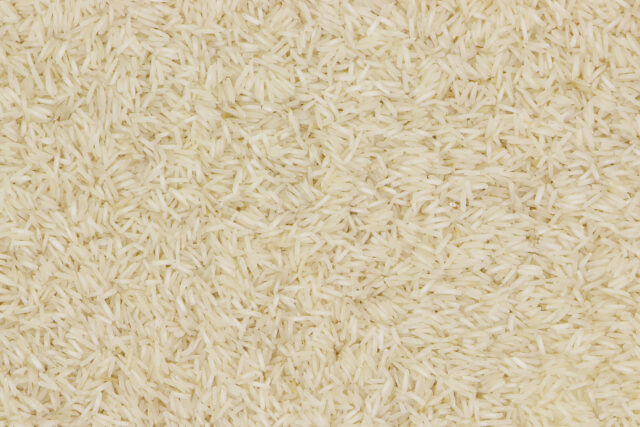 Nasypte doma ryžu do vlhčených obrúskov