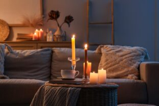 horiace sviečky v obývačke