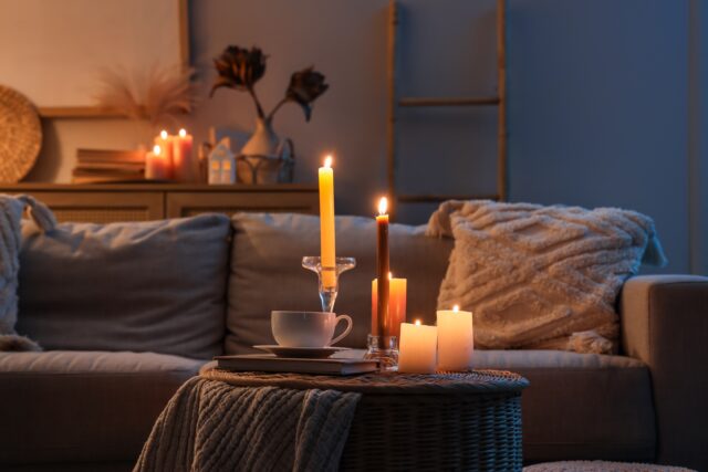 horiace sviečky v obývačke