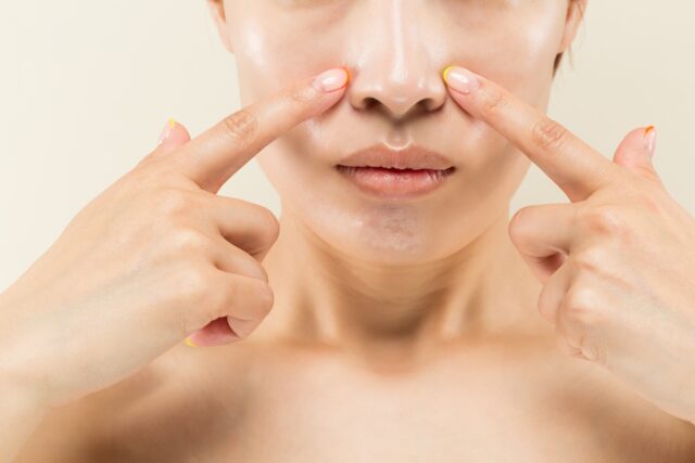 žena ukazujúca na nos