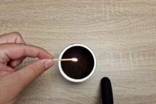 Hodil zápalku do šálky s kávou