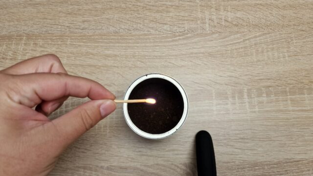 Hodil zápalku do šálky s kávou