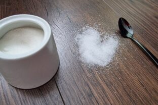 Nasypte kryštálový cukor na podlahu