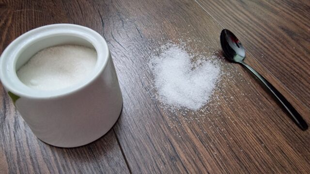 Nasypte kryštálový cukor na podlahu