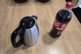 Slováci začali liať Coca-Colu do rýchlovarnej kanvice