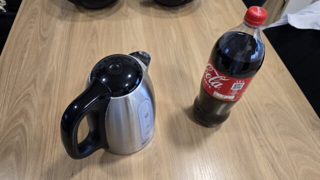 Slováci začali liať Coca-Colu do rýchlovarnej kanvice