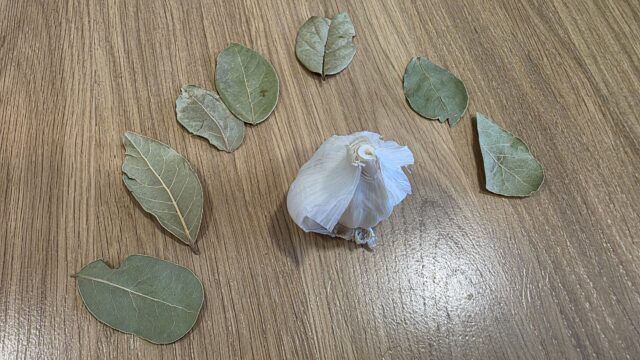 Sedem strúčikov cesnaku a sedem bobkových listov