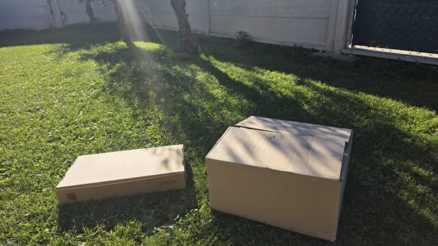 kartóny na záhrade