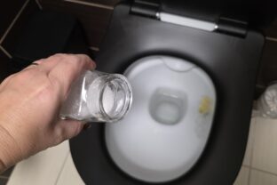 sypanie soli do toalety