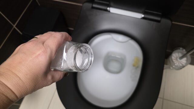 sypanie soli do toalety