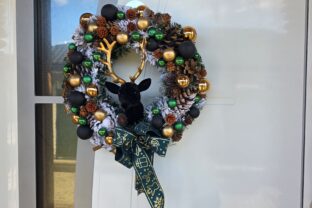 vianočný veniec na vchodových dverách