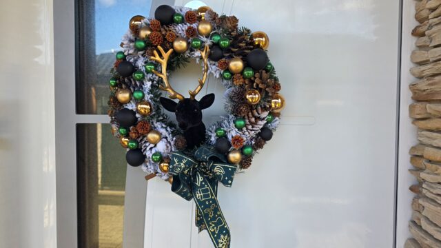 vianočný veniec na vchodových dverách