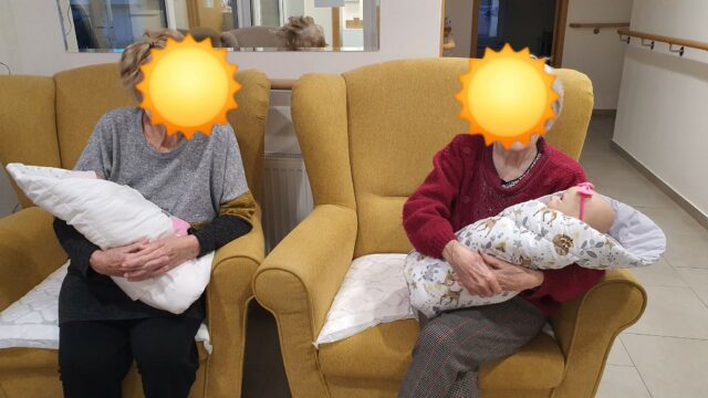 Bábiky pomoc seniorky